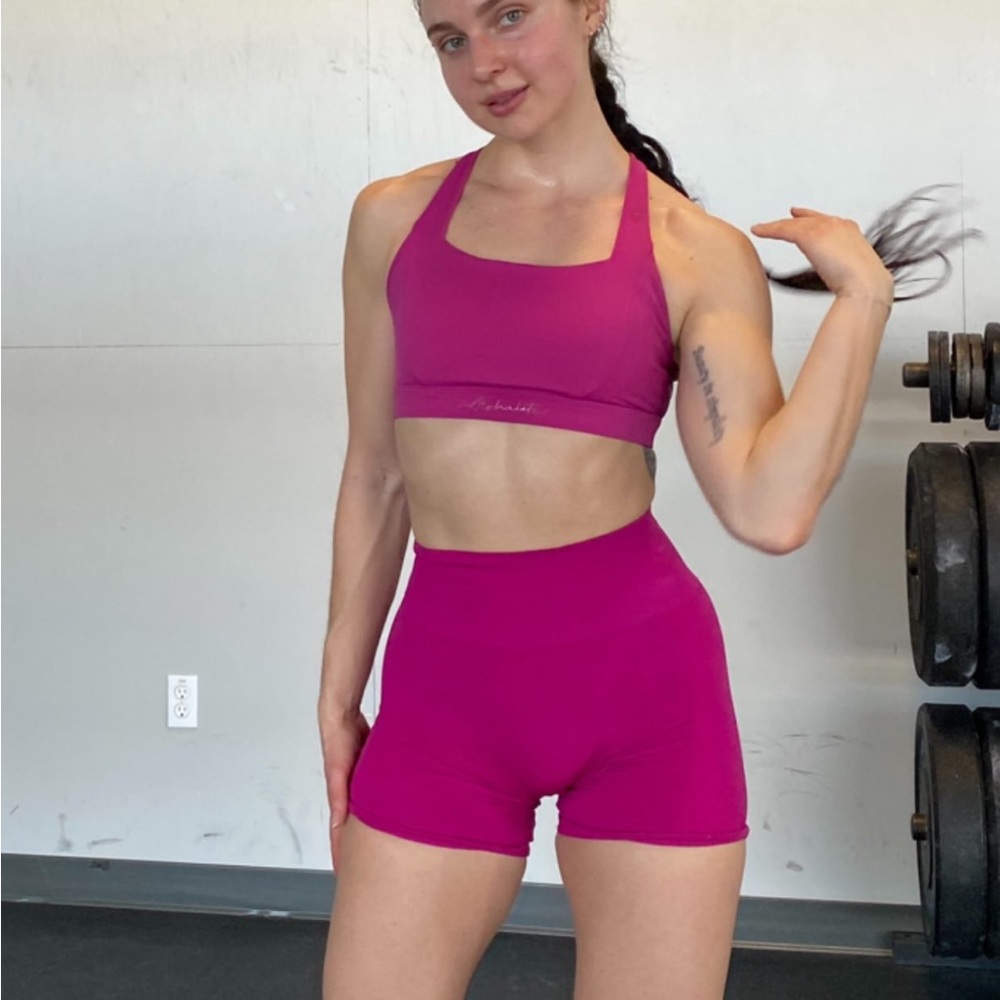 Alphalete kinetic sports bra in arcade pink